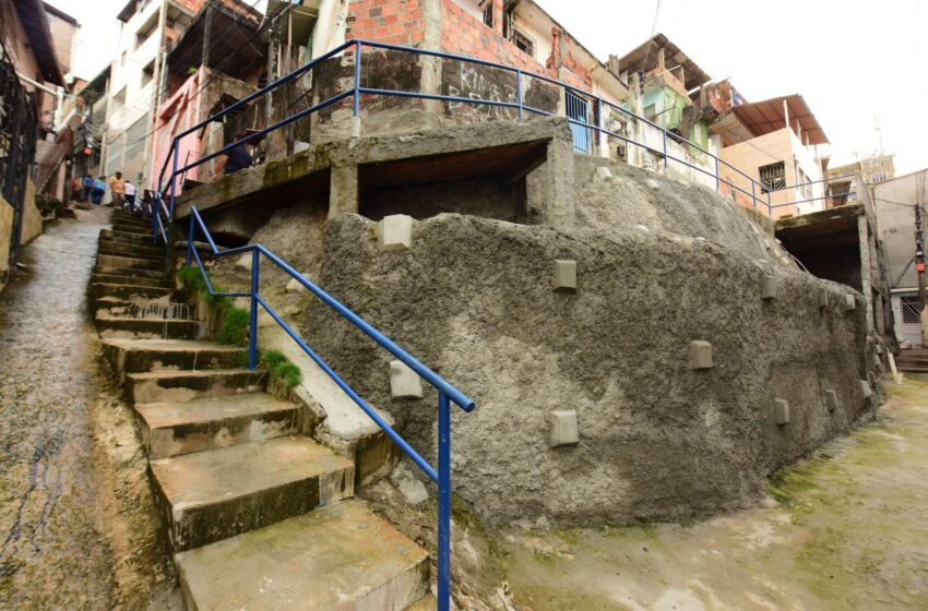 Prefeitura entrega nova contenção de encosta em Pernambués e garante mais segurança para 40 famílias